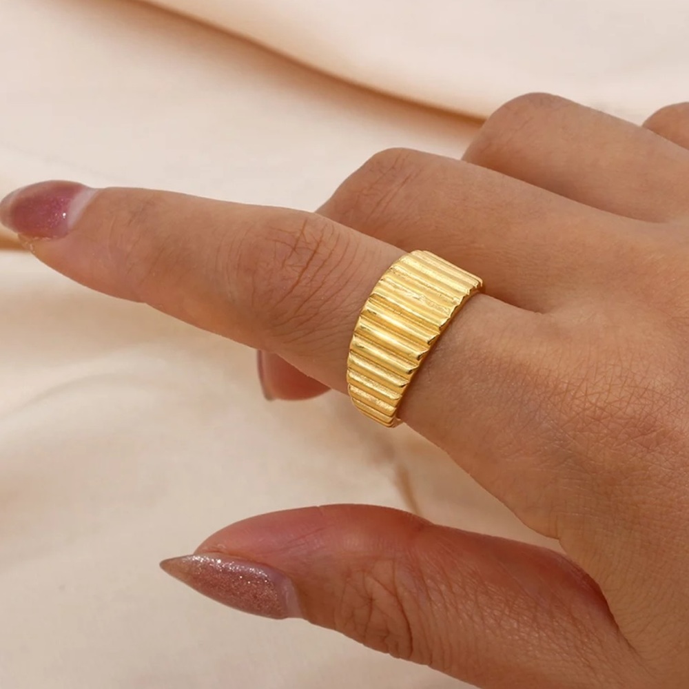 New 18K Gold Vertical Stripes Ring, cute Ring, shiny Ring.